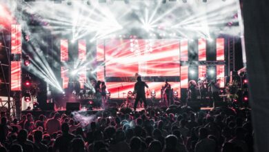 Escenario con luces y público en un recital