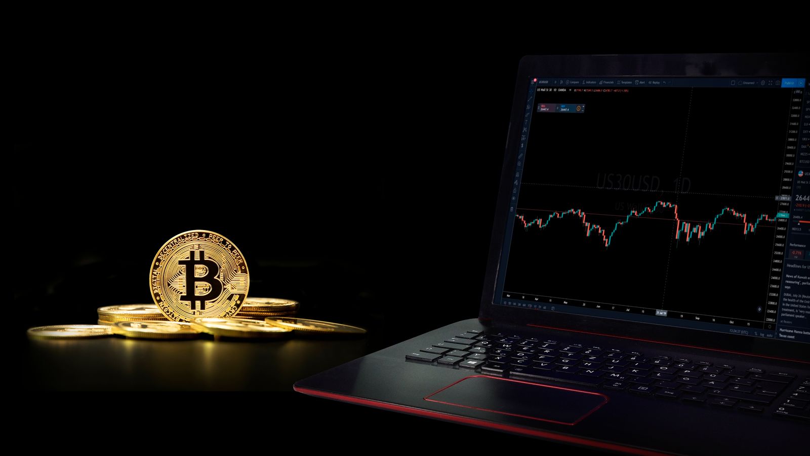 Moneda de bitcoin frente a una laptop con un gráfico de mercado