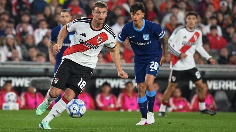 Lucas Beltrán, de River, escapando de la marca de un rival de Racing