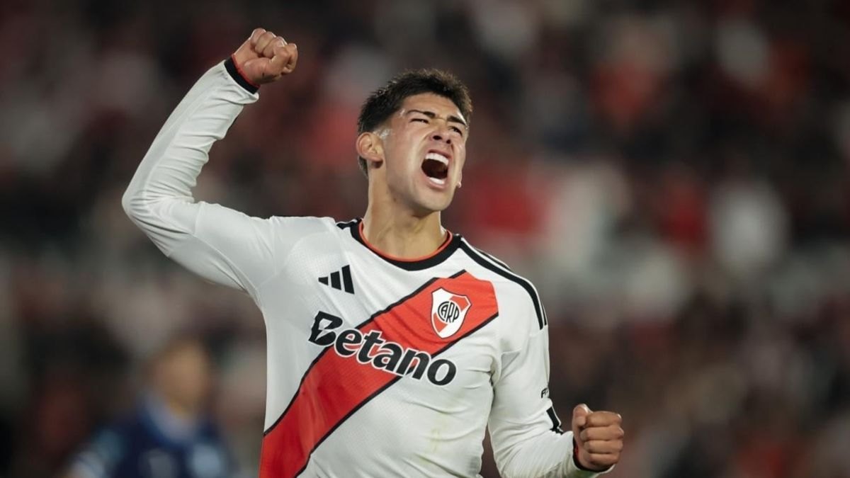 Lautaro Rivero, de River, festejando su gol de cabeza ante Racing
