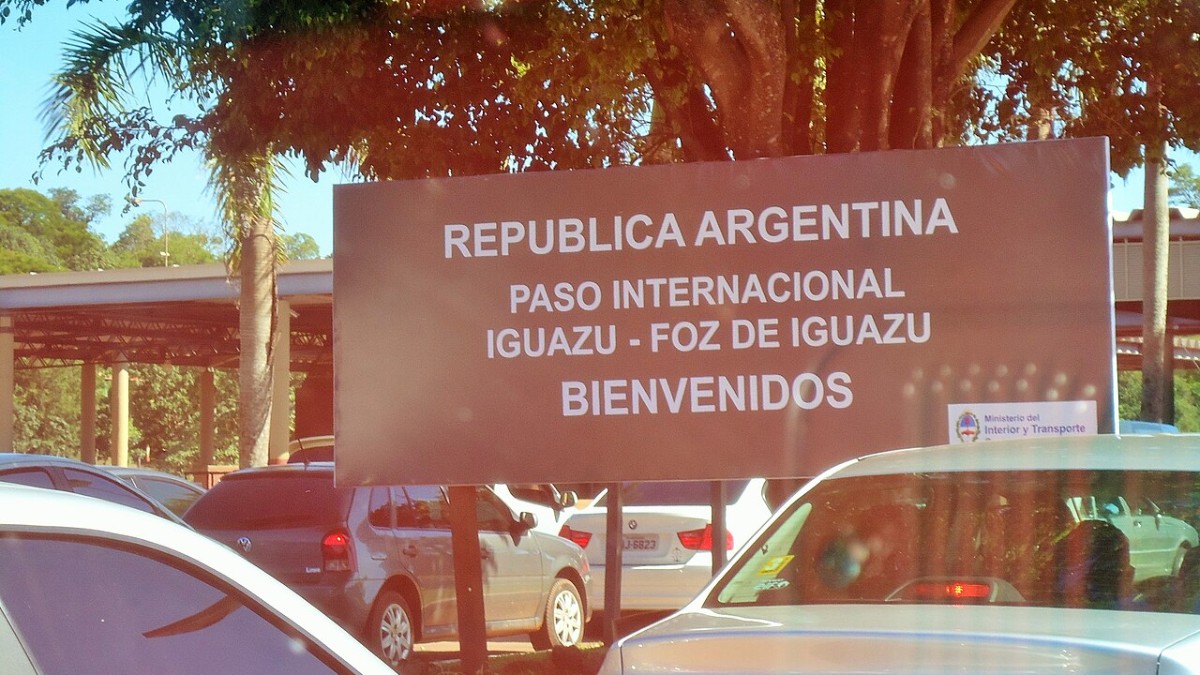 Cartel de bienvenida en el paso internacional de Puerto Iguazú