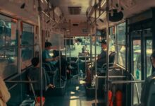 Pasajeros viajan sentados y de pie dentro de un colectivo urbano