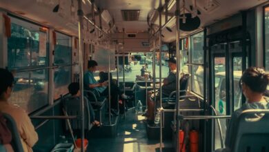Pasajeros viajan sentados y de pie dentro de un colectivo urbano