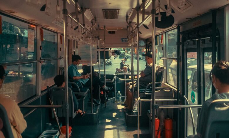 Pasajeros viajan sentados y de pie dentro de un colectivo urbano