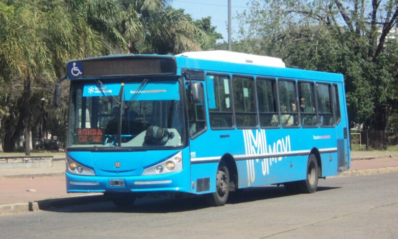 Colectivo urbano de Rosario detenido en una calle arbolada