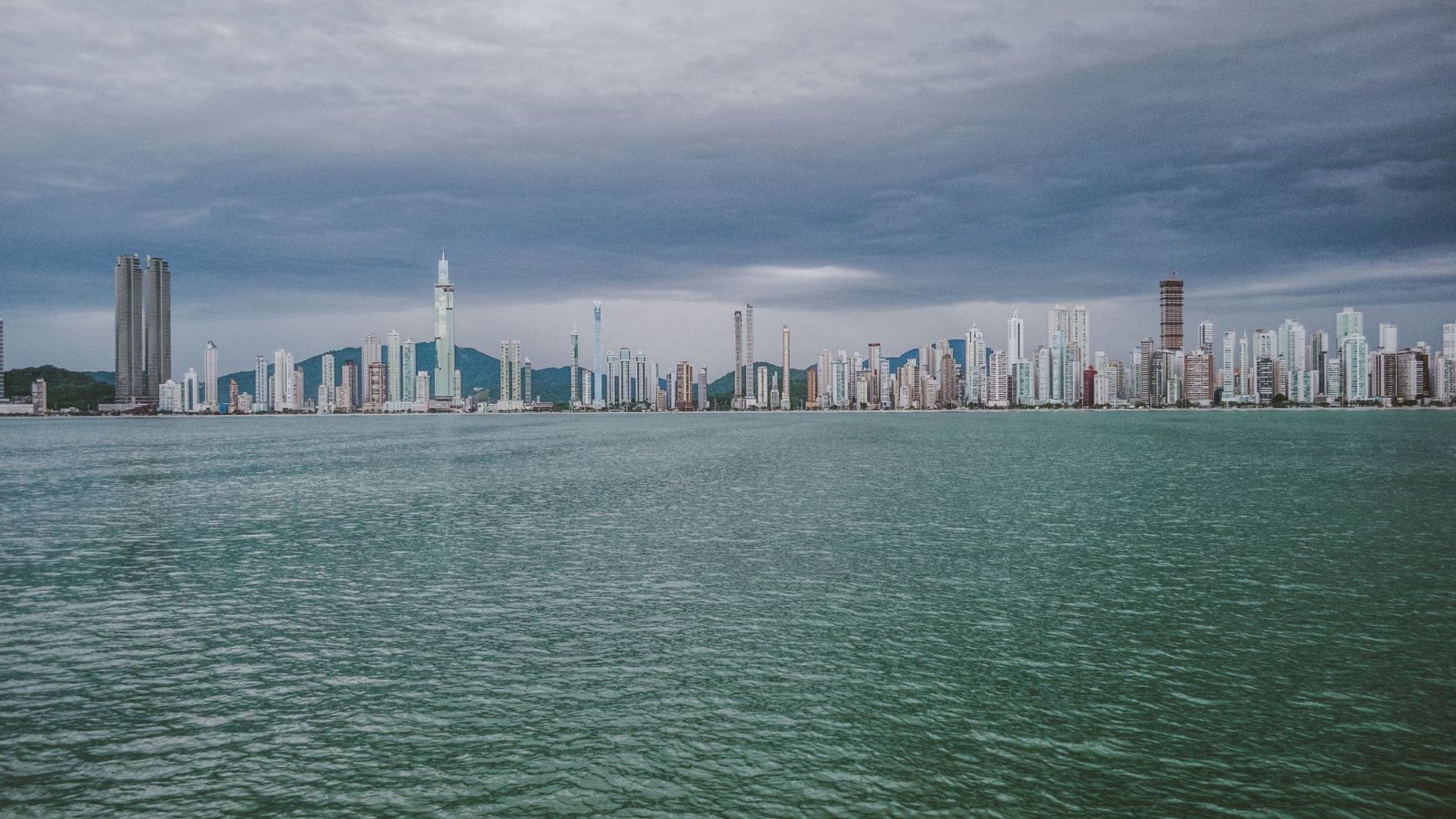 Rascacielos de Balneário Camboriú vistos desde el mar