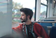 Camilo, cantautor colombiano, mirando por la ventana de un tren