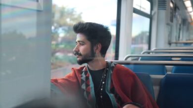 Camilo, cantautor colombiano, mirando por la ventana de un tren