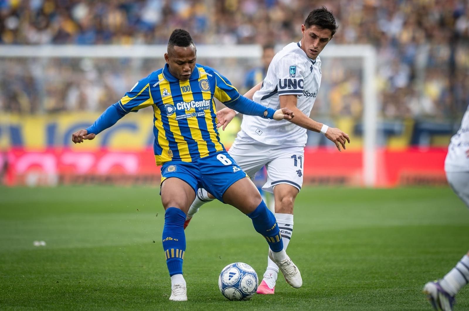 Jáminton Campaz en el partido de Rosario Central ante Independiente Rivadavia