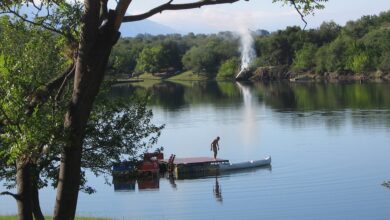 Carpas en un camping junto a un lago, imagen ilustrativa