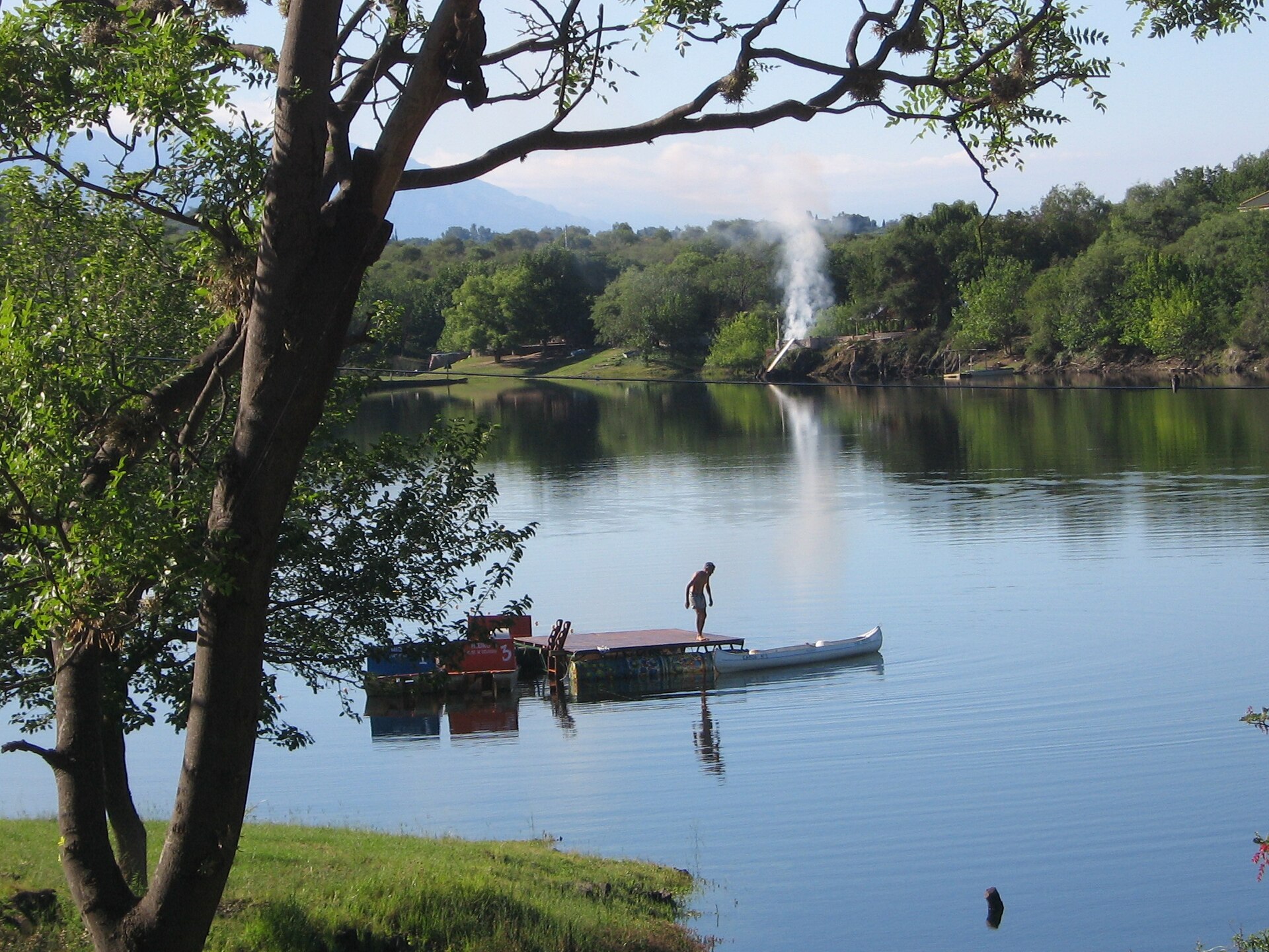 Carpas en un camping junto a un lago, imagen ilustrativa
