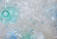Botellas de plástico transparentes apiladas listas para reciclar