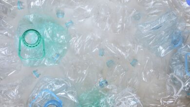 Botellas de plástico transparentes apiladas listas para reciclar