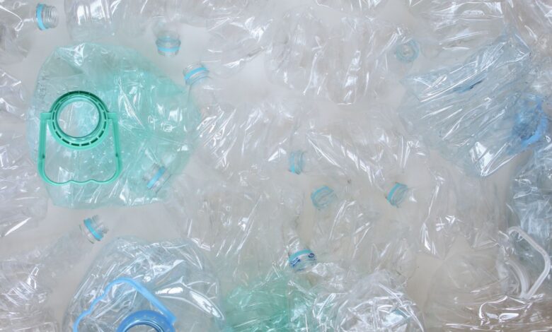 Botellas de plástico transparentes apiladas listas para reciclar