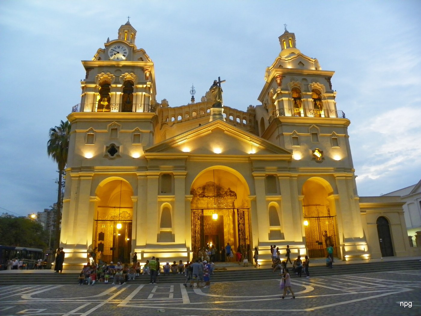 Catedral de Córdoba iluminada de noche