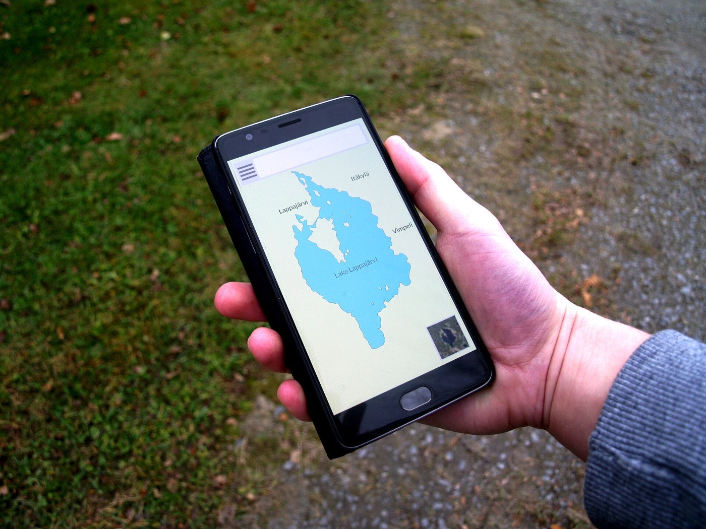 Mano sosteniendo un celular con un mapa de navegación