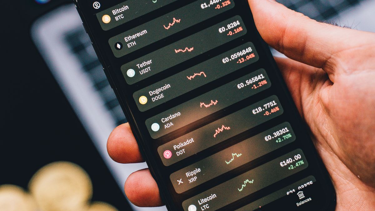 Persona usando una app de criptomonedas en el celular