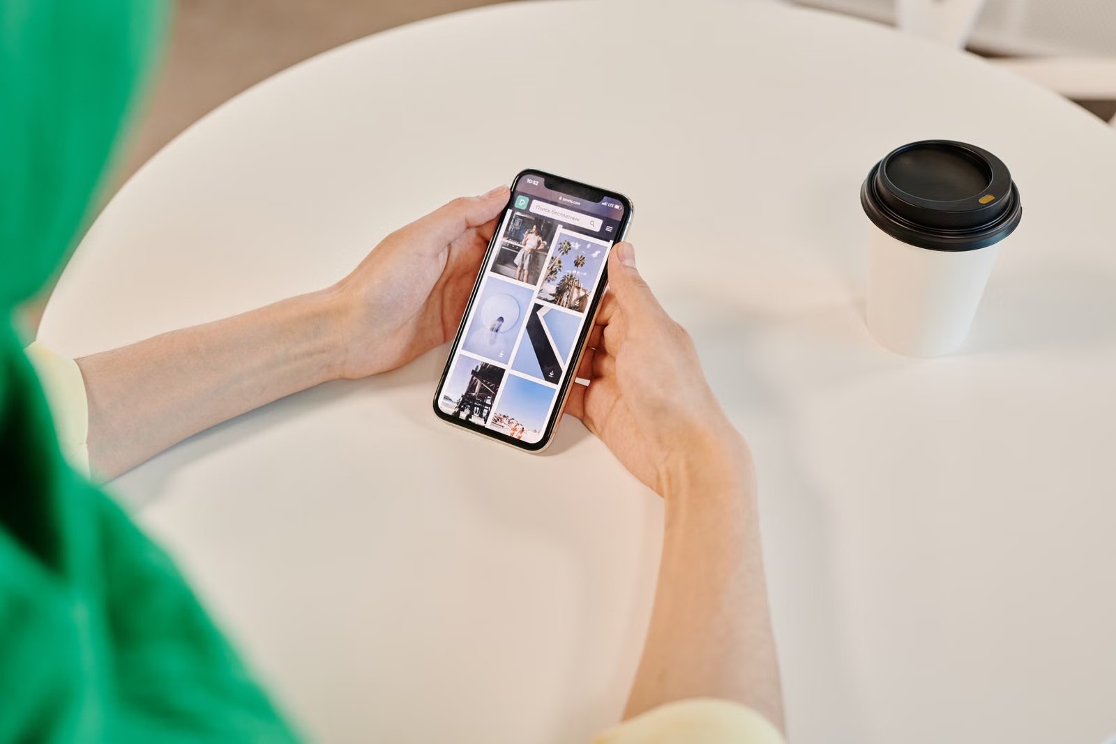 Celular sobre una mesa mientras se usa una aplicación