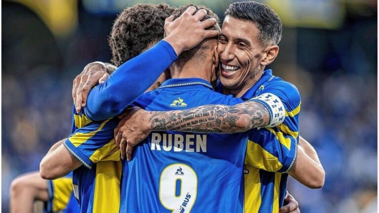 Jugadores de Rosario Central festejan un gol ante Independiente Rivadavia en el Gigante de Arroyito
