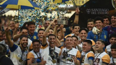 Jugadores de Rosario Central festejan con el trofeo de la Supercopa Internacional en Santiago del Estero