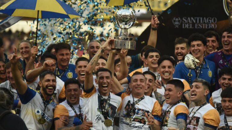 Jugadores de Rosario Central festejan con el trofeo de la Supercopa Internacional en Santiago del Estero