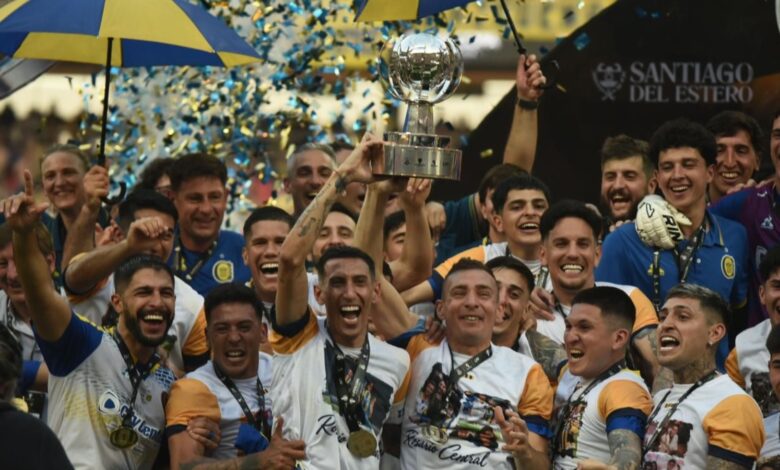 Jugadores de Rosario Central festejan con el trofeo de la Supercopa Internacional en Santiago del Estero