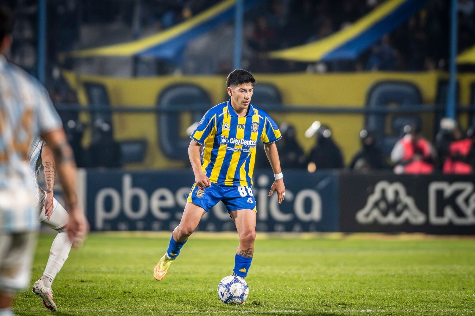 Futbolista de Rosario Central conduce la pelota en el Gigante de Arroyito