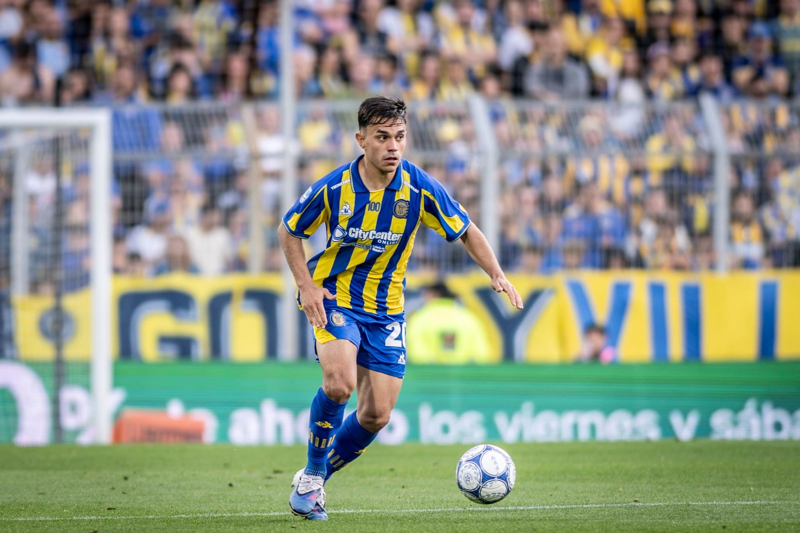 Jugador de Rosario Central maneja la pelota frente a la tribuna del Gigante de Arroyito