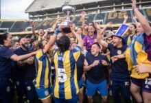 Las jugadoras de Rosario Central levantan la copa de campeonas de la Primera B femenina en el Gigante de Arroyito