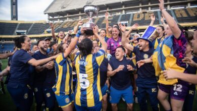 Las jugadoras de Rosario Central levantan la copa de campeonas de la Primera B femenina en el Gigante de Arroyito