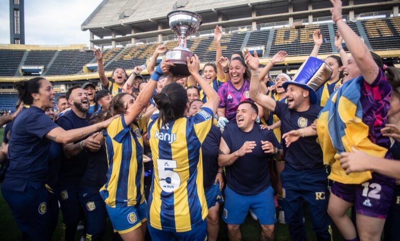 Las jugadoras de Rosario Central levantan la copa de campeonas de la Primera B femenina en el Gigante de Arroyito
