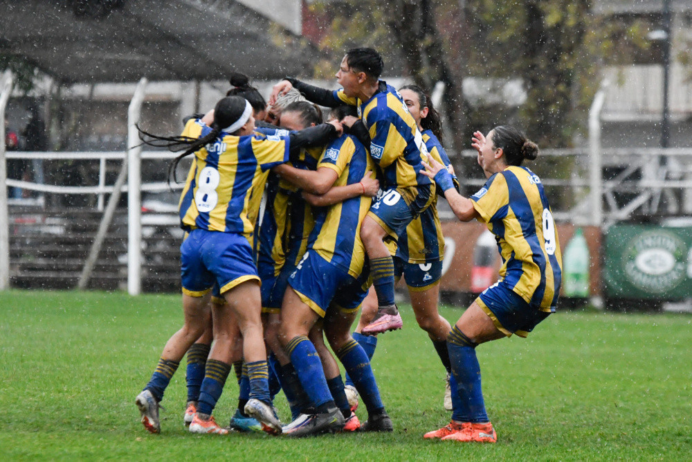 Jugadoras de Rosario Central se abrazan para festejar el gol ante Platense en la final de ida