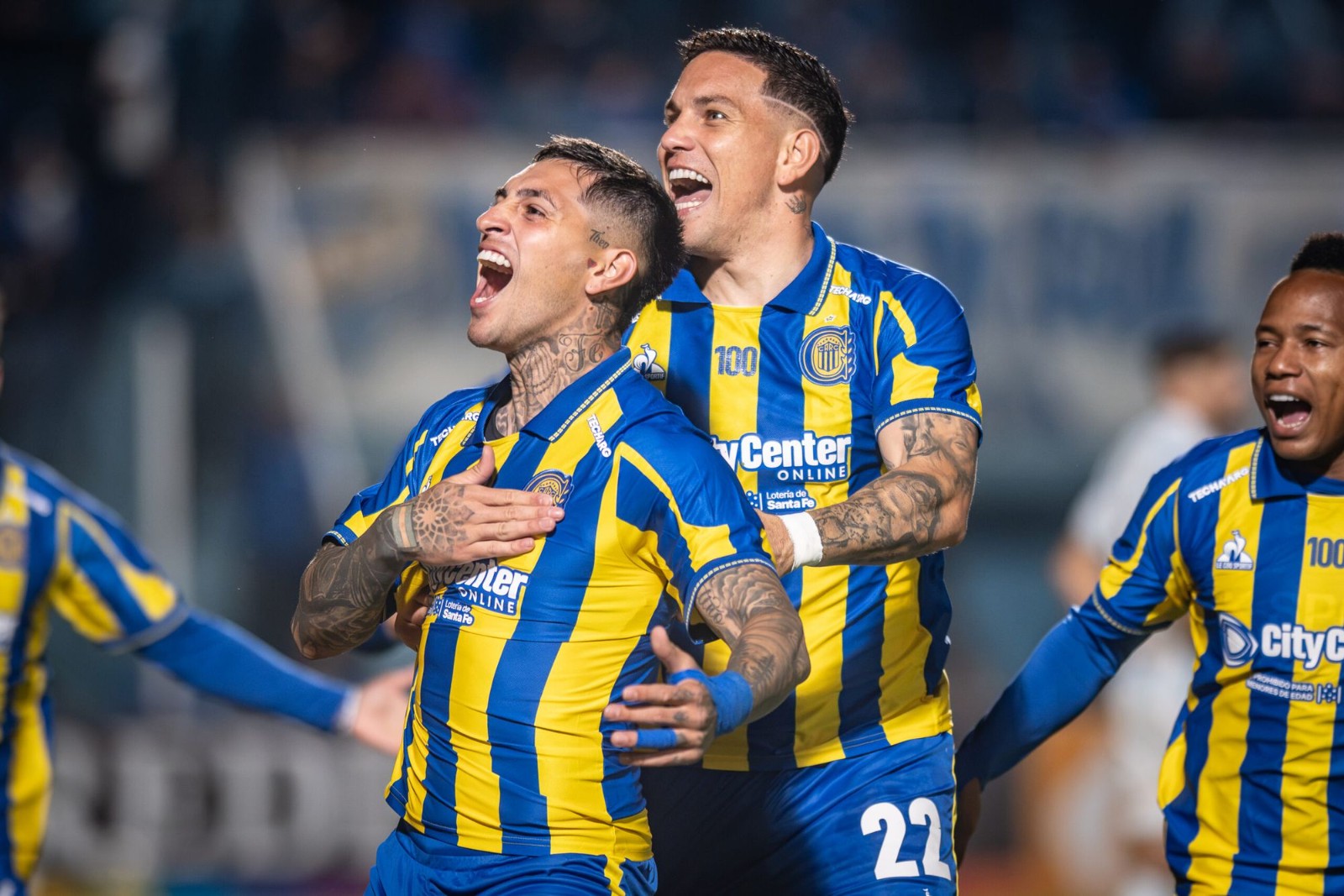Jugadores de Rosario Central se abrazan para festejar un gol en el triunfo 3-2 ante Atlético Tucumán