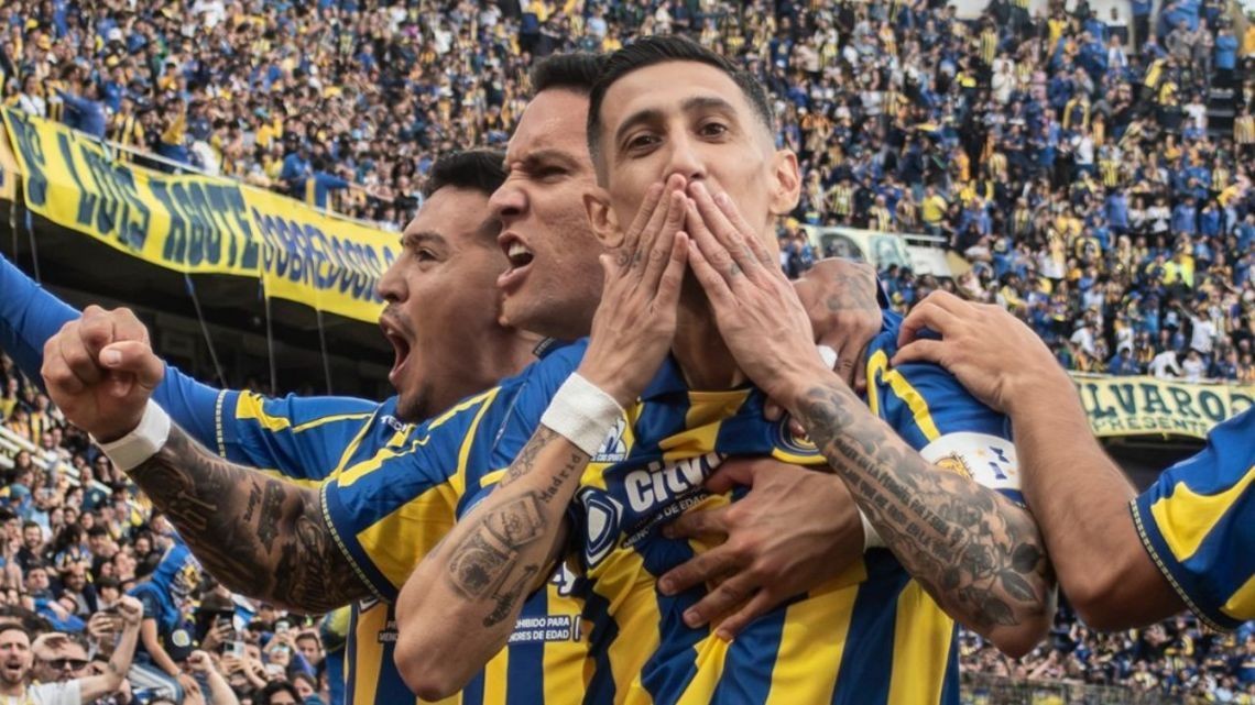 Jugadores de Rosario Central durante la goleada ante Independiente Rivadavia