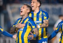 Jugadores de Rosario Central festejan un gol con la camiseta azul y amarilla