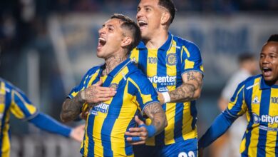 Jugadores de Rosario Central festejan un gol con la camiseta azul y amarilla
