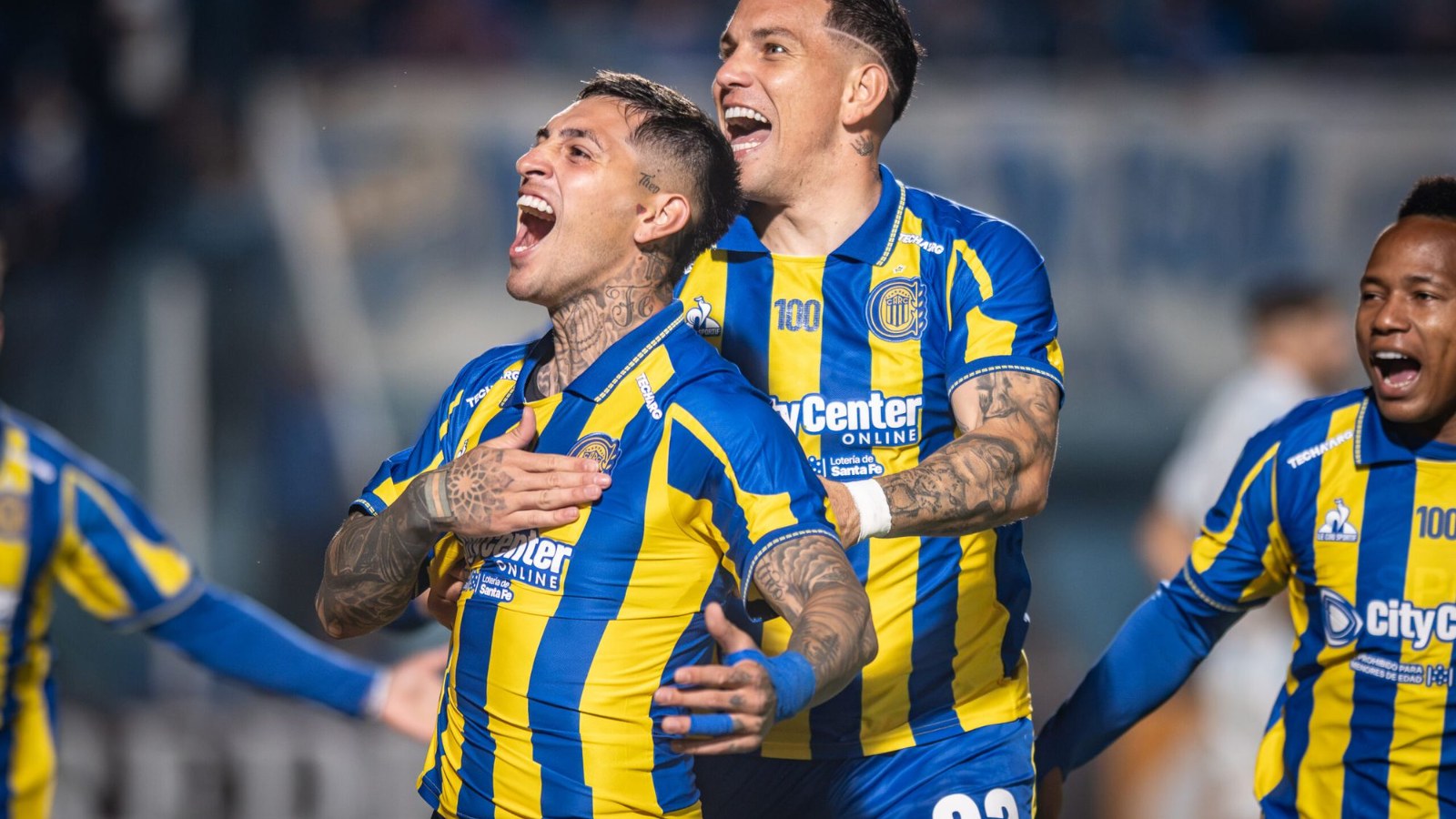 Jugadores de Rosario Central festejan un gol con la camiseta azul y amarilla