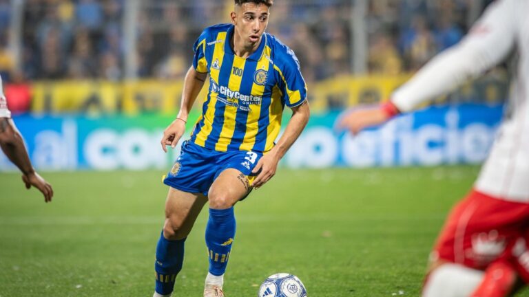 Jugador de Rosario Central con la pelota en el Gigante de Arroyito durante el Clausura 2026