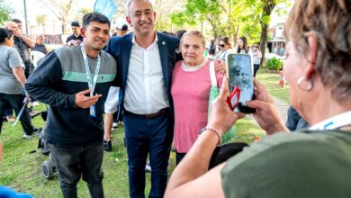 Vecinos de barrio Moreno durante la presentación del proyecto del Centro Cuidar en la plaza del barrio