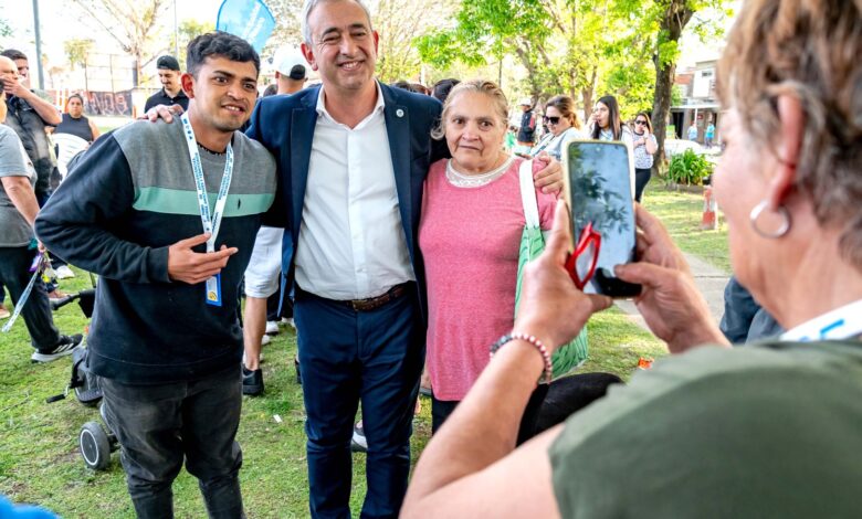 Vecinos de barrio Moreno durante la presentación del proyecto del Centro Cuidar en la plaza del barrio