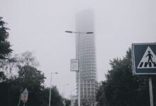 Calle de ciudad con niebla en un día gris