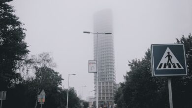Calle de ciudad con niebla en un día gris