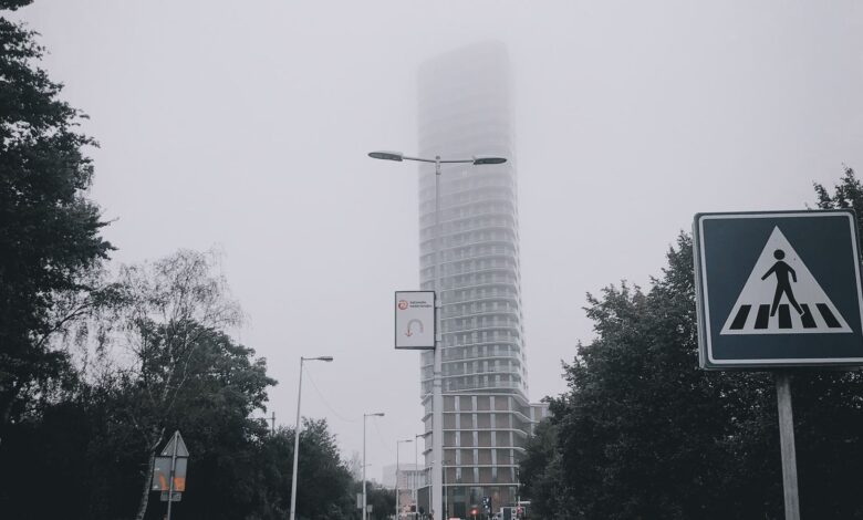 Calle de ciudad con niebla en un día gris
