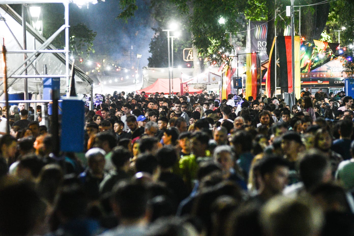 Multitud recorriendo de noche el predio de las Colectividades en el Parque Nacional a la Bandera