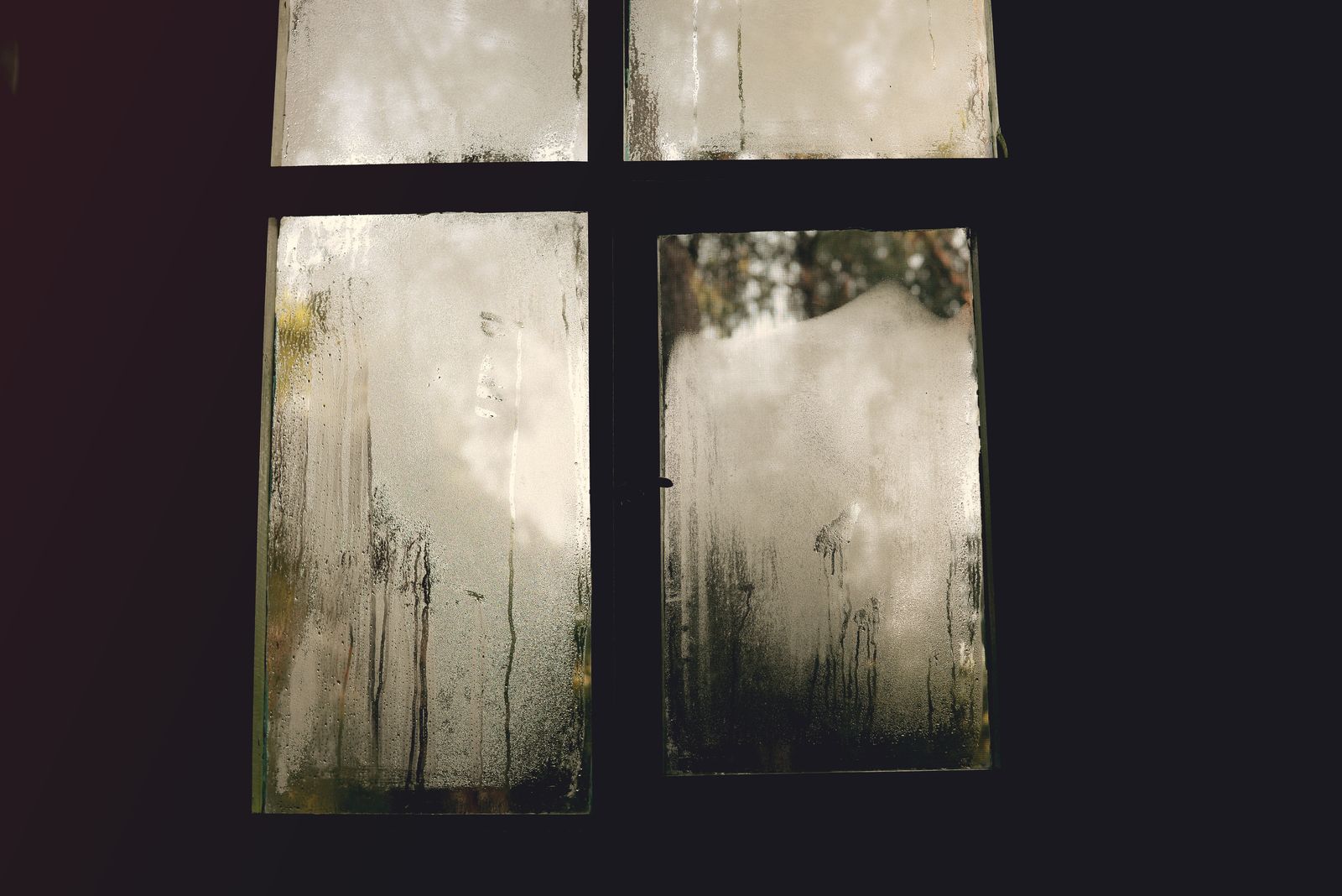 Vidrio de ventana empañado por condensación