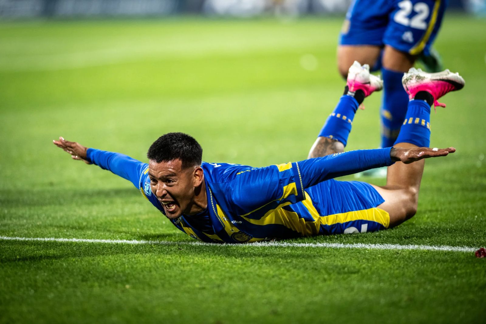 Emanuel Coronel festeja su gol para Rosario Central ante Huracán