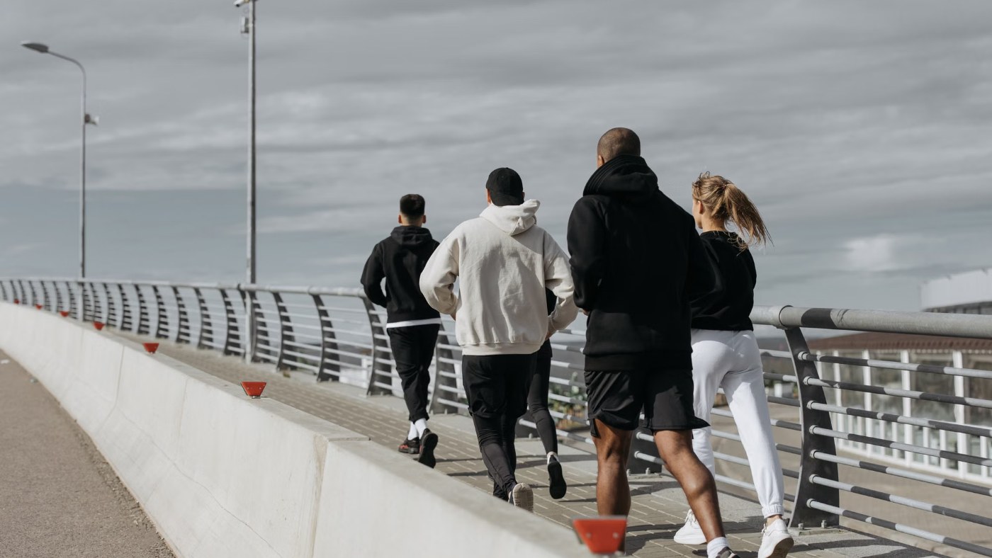 Grupo de personas corriendo juntas al aire libre