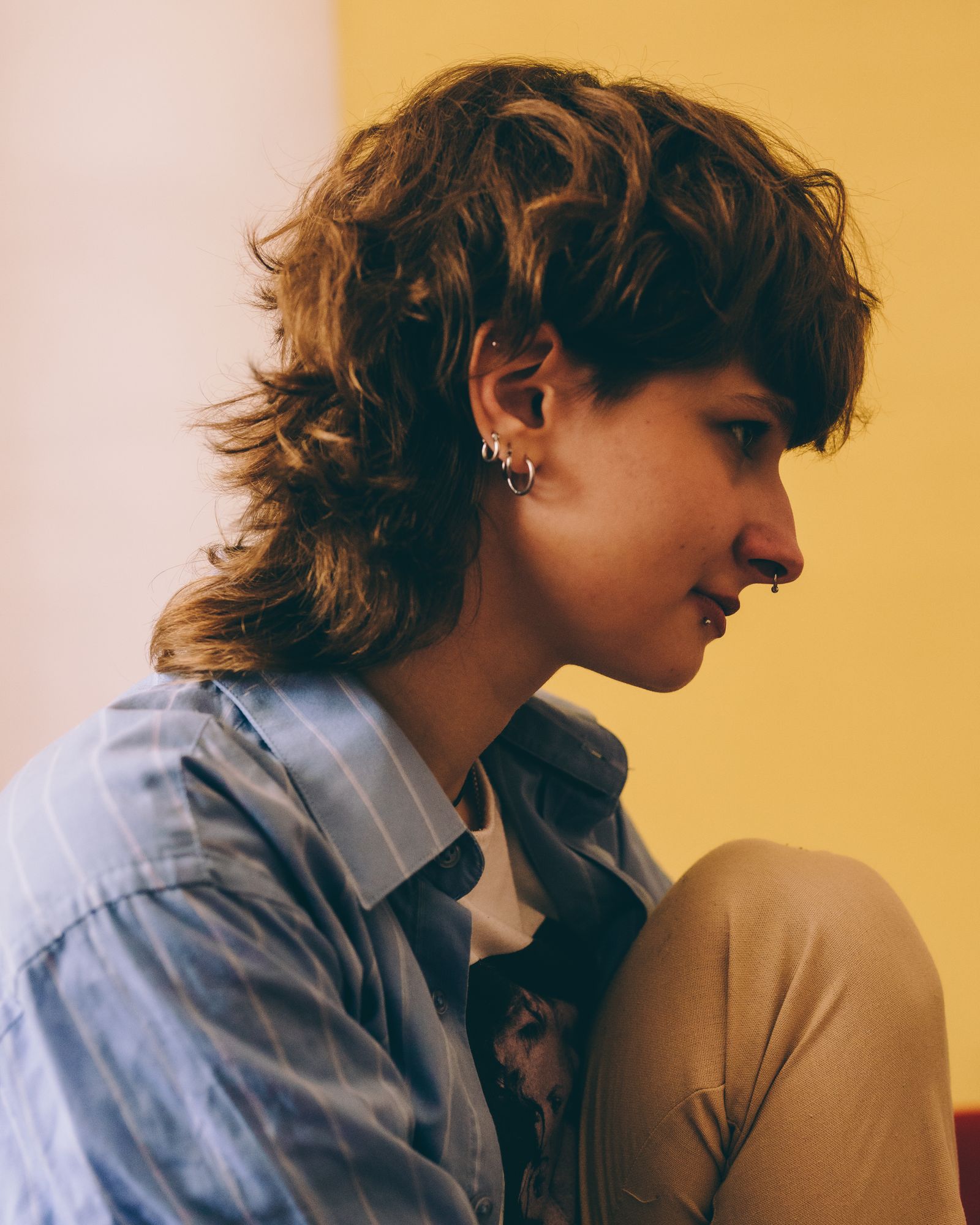 Joven con corte mullet de capas, más largo en la nuca