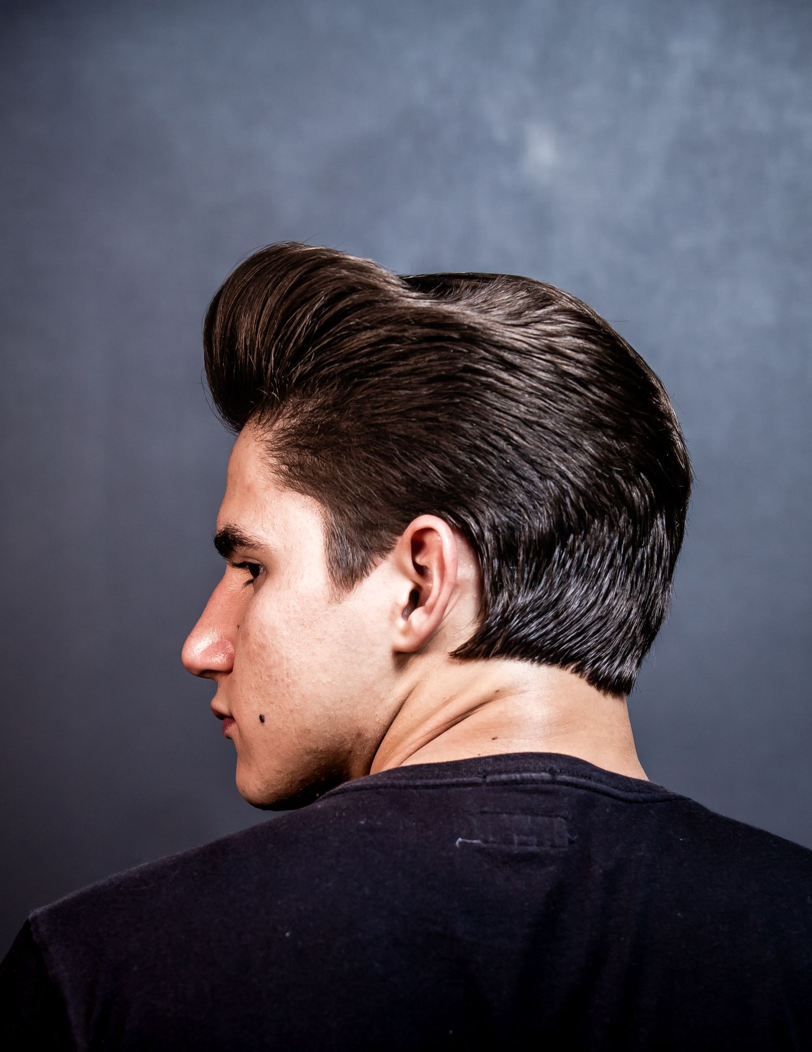 Hombre de perfil con el pelo peinado hacia atrás con volumen