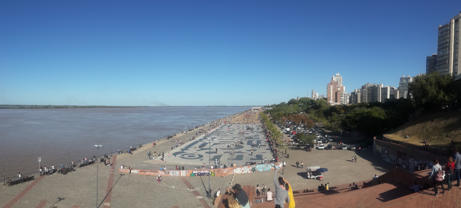 Costanera de Rosario junto al río Paraná con gente paseando